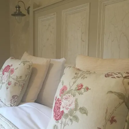 Guest house Riverbank, Country Pub And 4*