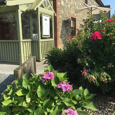 Riverbank, Country Pub And Guest house