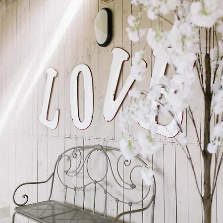 Riverbank, Country Pub And